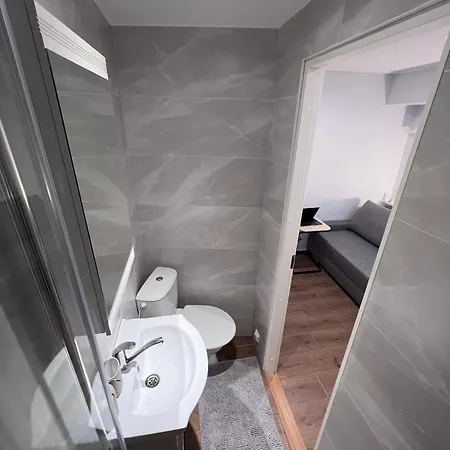 Cozy With Private Entrance In The Center *
